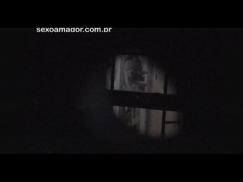 ❤️ Lourinho é filmado secretamente por um voyeur de bairro escondido atrás de tijolos ocos ❤❌ Porno vídeo em nós