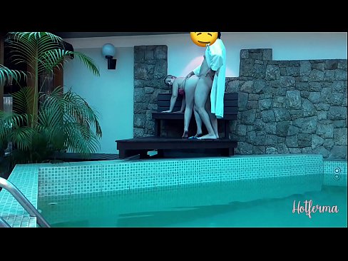 ❤️ Chefe convida criada para a piscina, mas não conseguiu resistir a um ❤❌ Porno vídeo em nós