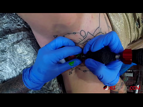 ❤️ Extremamente tatuada, a brasa Sully Savage fez uma tatuagem no seu clítoris ❤❌ Porno vídeo em nós